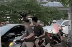 Clip: Bức xúc lái xe ga ngông nghênh xem điện thoại giữa đường