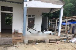 'Hố tử thần' xuất hiện giữa sân nhà, cả gia đình hoảng hốt tháo chạy