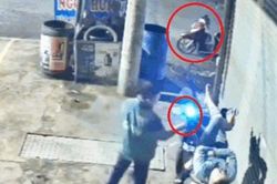 Clip: Lái xe công nghệ ngủ quên, 'đồng nghiệp' trộm luôn điện thoại