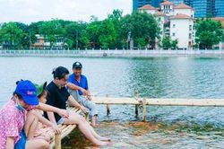 Người dân Thủ đô thích thú trải nghiệm tại hồ cá koi rộng 3,5ha