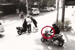 Clip: Dùng kế điệu hổ ly sơn, trộm tiến tới phá khóa xe máy