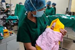 Sản phụ có phủ tạng đảo ngược, bất chấp rủi ro để giữ thai 'mẹ tròn, con vuông'