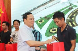 Phó Thủ tướng Trần Lưu Quang tặng quà động viên ngư dân tỉnh Kiên Giang