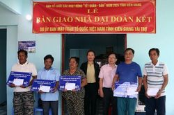 Kiên Giang: Bàn giao nhà Đại đoàn kết cho 5 hộ nghèo