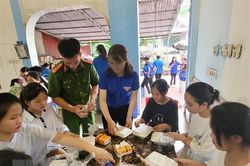 Những suất cơm miễn phí cho thí sinh có hoàn cảnh khó khăn