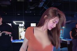 Đỏ mặt hot girl xinh đẹp mặc hở khoe dáng bốc lửa chơi bowling