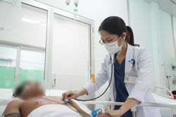 Truyền 10 lọ huyết thanh cứu sống bệnh nhân bị rắn hổ chúa cắn