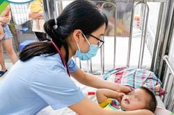 Khẩn trương tìm kiếm nguồn thuốc khi bệnh tay chân miệng tăng nhanh