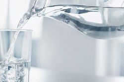 Uống 2,5 lít nước mỗi ngày để thanh lọc, người phụ nữ phải nhập viện