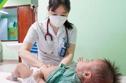Ghép thận tự thân cứu sống bé trai 12 tháng tuổi bị cao huyết áp, suy tim