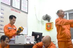 Công nhân của EVNHANOI căng mình làm việc dưới nắng nóng để đảm bảo vận hành an toàn hệ thống điện
