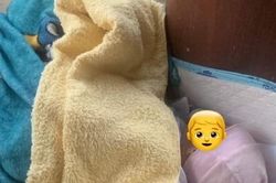 Đang còn đi học lỡ có con, người mẹ mang bé đến gửi trước chùa
