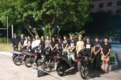 Tạm giữ nhóm thanh thiếu niên mang theo dao, tuýp sắt chém người trên đường