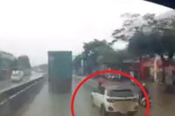 Clip: Xe container tông ô tô xoay ngang, ủi trượt hàng trăm mét