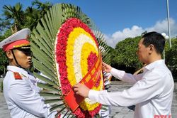 Phó Bí thư Tỉnh ủy Trịnh Tuấn Sinh cùng Đoàn đại biểu tỉnh Thanh Hóa dâng hương, tưởng niệm các Anh hùng liệt sĩ tại tỉnh Điện Biên