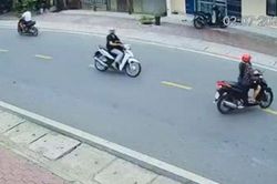 Clip: Nữ tài xế đi xe máy bị tông ngã ngửa vì sang đường thiếu quan sát