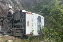 Xe khách lật trên đèo Khánh Lê, 3 du khách nước ngoài tử nạn
