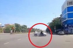 Clip: Xe máy phóng nhanh lao vào ô tô, 2 người bay lên nóc 'xế hộp'