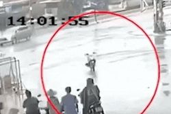 Clip: Sợ hãi xe máy không người lái lao vun vút trên đường