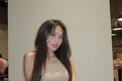 Bạn gái Đoàn Văn Hậu vướng nghi vấn chỉnh ảnh bóp eo quá đà