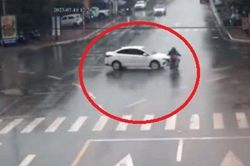 Clip: Vội vài giây, xe máy bị ô tô tông văng vào nhà dân, 2 người gặp nạn