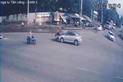 Xe máy 'vội' qua ngã tư bị ô tô tông văng