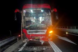 Hai xe khách va chạm trên cao tốc Vĩnh Hảo - Phan Thiết, 6 người bị thương