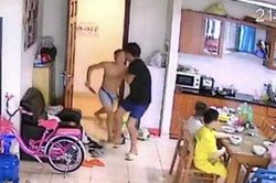 Triệu tập người đàn ông cầm dao đâm hàng xóm ở chung cư