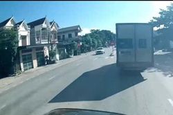 Clip: Ô tô bị xe tải tông xoay 360 độ sau sai lầm của tài xế