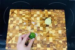 Thớt mới mua về nên làm gì trước khi sử dụng?