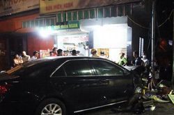 Ô tô Camry lao lên vỉa hè, tông vào 3 người đang ngồi uống trà đá