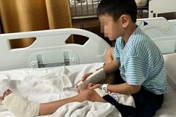 Đi dép rách, cậu bé gặp nguy hiểm với thang cuốn