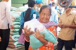 Thêm 200 phần quà cho bà con dân tộc thiểu số Khmer Tri Tôn