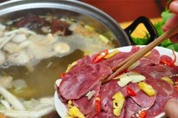 Ăn thịt bò tái, cô gái phát hiện 'vật thể lạ' dài 6 mét trong cơ thể