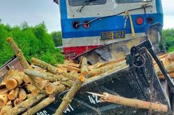 Xe tải chở keo bị tàu hỏa đâm biến dạng