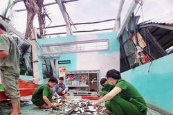 Giông lốc 'quét qua', hàng trăm nhà dân ở Cà Mau bị tốc mái