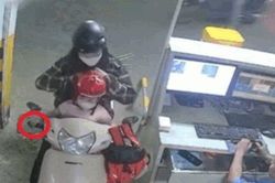 Clip: Mẹ để con ngồi xe ga thế này, tai họa ập tới đáng sợ