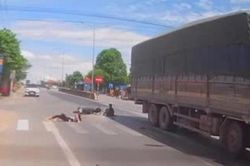 Clip: Chạy xe khó lường, 2 người đi xe máy điện bị xe tải tông văng