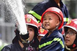 Ước mơ làm lính cứu hỏa thành hiện thực của cậu bé bị bệnh ung thư