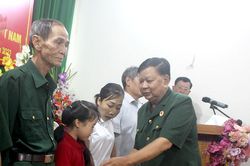 Trao 64 suất quà tặng nạn nhân chất độc da cam