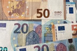 Kinh tế khu vực Eurozone quý II tăng 0,3% dù gặp khó khăn