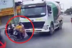 Clip: Bị xe bồn húc vì đi vào vùng 'tối kỵ', 2 người đi xe máy thoát đại họa