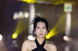 Lynk Lee khoe body gợi cảm khi làm người mẫu