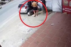 Clip: Nam tài xế lái xe máy lao đầu vào ô tô, cô gái ngồi sau gặp nạn