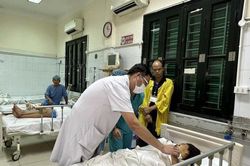 Dùng điện thoại khi đang sạc pin, một phụ nữ mù mắt, cụt các ngón tay