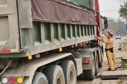 Hà Nội: Xử lý xe quá khổ, quá tải, xe đi vào làn khẩn cấp trên cao tốc