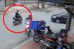 Clip: Vội vài giây, ô tô tông văng xe máy khiến nam tài xế lộn santo trên không