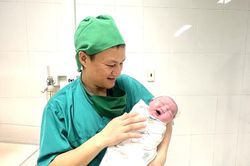 Bé gái ở Quảng Ninh chào đời nặng 5,1 kg