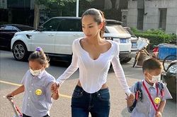 Xuất hiện nhiều bà mẹ trẻ gây chú ý khi đưa con đến lớp