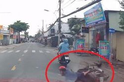 Clip: Không kịp trở tay vì hành động bất ngờ của xe trước, lái xe máy gặp tai họa